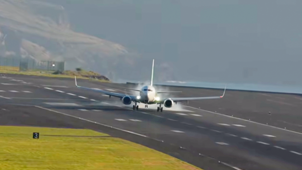 Boeing 737 von Transavia beim Landeanflug auf Madeira 