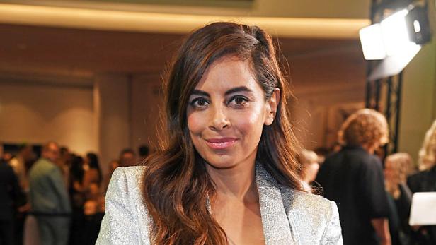 Collien Fernandes in einem silbernen Anzug.