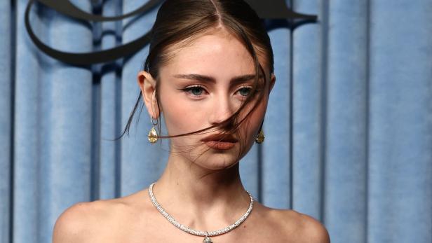 Leni Klum mit hochgesteckten Haaren trägt Ohrringe und eine Halskette.