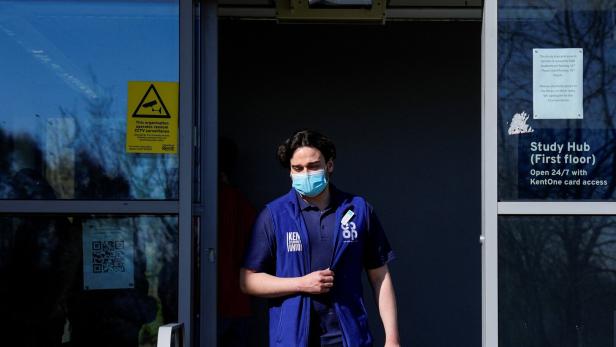 BRITAIN-HEALTH-STUDENTS