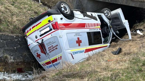 Umgestürztes Rettungsauto