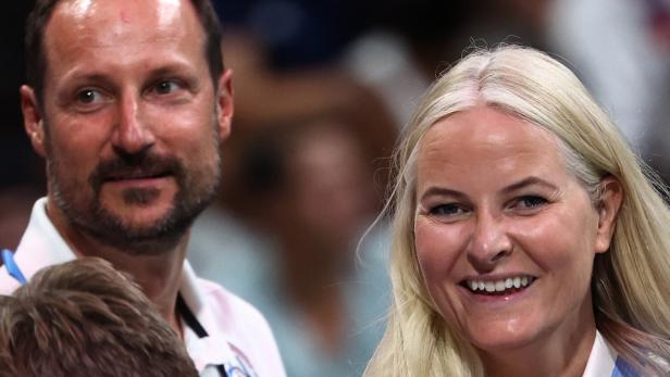 Kronprinz Haakon und Kronprinzessin Mette-Marit lächeln in die Kamera.