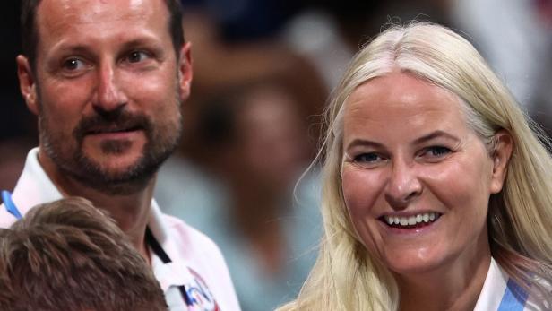 Kronprinz Haakon und Kronprinzessin Mette-Marit lächeln in die Kamera.