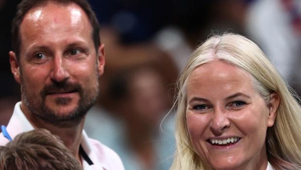 Kronprinz Haakon und Kronprinzessin Mette-Marit lächeln in die Kamera.