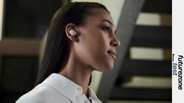 Eine Frau trägt graue Kopfhörer des Modells Sony WF-1000XM6 im Ohr