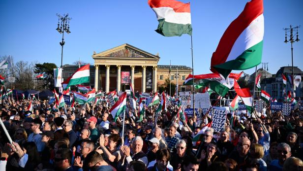 Tisza-Anhänger am 15. März in Budapest: Die Opposition mobilisiert mit dem Versprechen, die Korruption zu beenden.