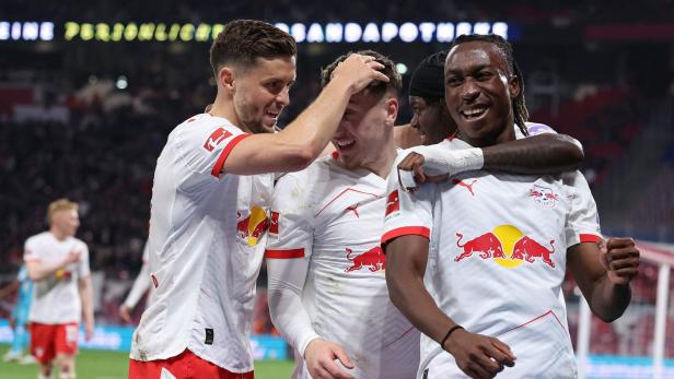 Baumgartner (li.) jubelt mit Kollegen