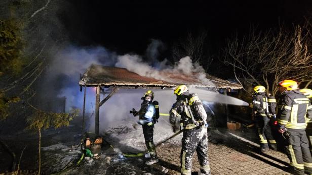 Das Carport und ein Pkw standen in Vollbrand