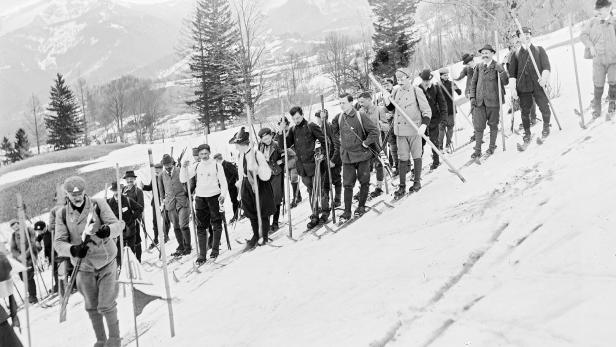 Für einen Torlauf braucht es Torstangen: Skifahrer setzen die Fahrmale. Der Sport war Anfang des 20. Jahrhunderts sehr beliebt. 