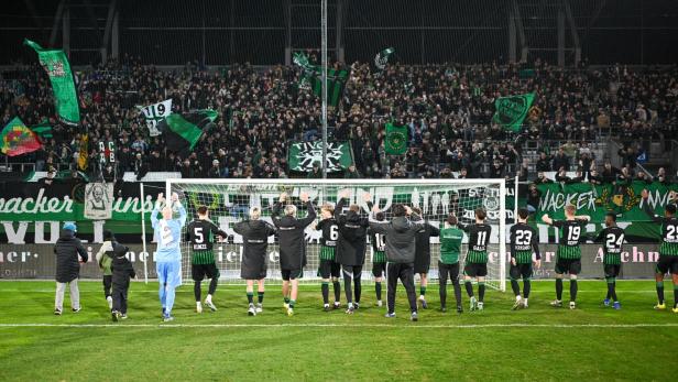 Die Fans des FC Wacker bejubeln den Sieg im Stadtderby gegen Reichenau
