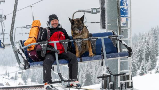 Im Notfall müssen die Hunde nicht nur Sessellift fahren, sondern auch  Helikopter fliegen.