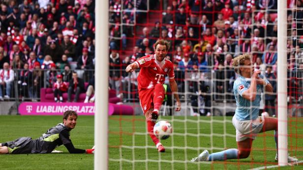 Berlins Querfeld (r.) gegen Bayern-Star Kane.