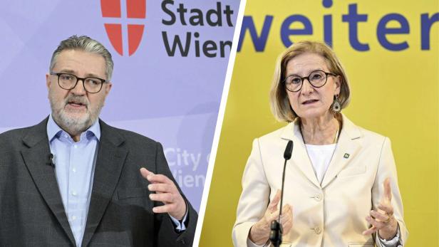 Peter Hacker und Johanne-Mikl-Leitner sprechen jeweils vor Mikrofonen, beide tragen Brillen und helle Sakkos, hinter ihnen farbige Hintergründe mit Schrift.