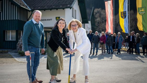 Landeshauptfrau Johanna Mikl-Leitner und Bürgermeisterin Elisabeth Hollinger mit Vizebürgermeister und Wassermeister Michael Gschaider.
