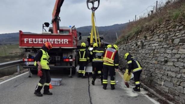 Die Feuerwehr Weissenkirchen bei der Bergung des kaputten Motorrades