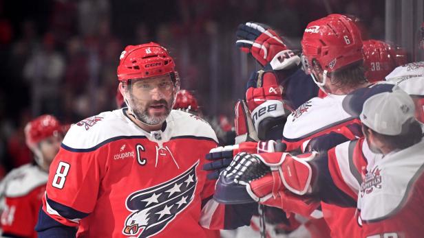 Alexander Owetschkin lässt sich gratulieren.