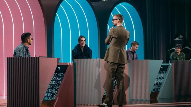 Joko Winterscheidt steht vor seinen Herausforderern