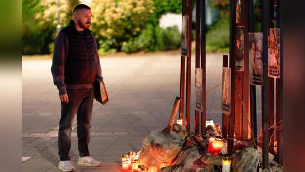 Edin Hasanovic in seiner Tatort-Rolle vor Mahnmal an fiktiven Hochhausbrandes in Frankfurt am Main