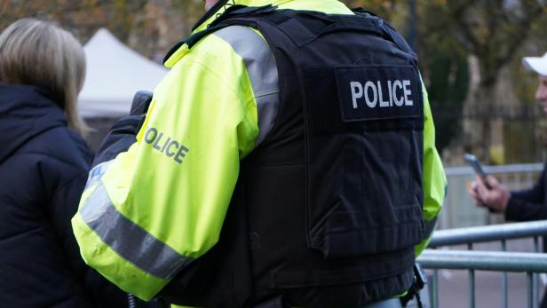 Polizist in gelb-schwarzer Polizeiweste