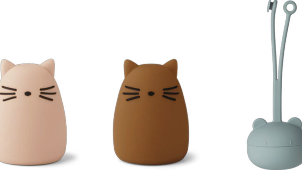 Zwei katzenförmige Figuren in Beige und Braun sowie ein hellblaues Objekt mit Ohren und langen Stielen.