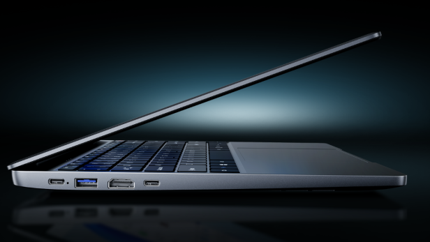 Das Chuwi Corebook X in der seitenansicht, leicht aufgeklappt vor schwarzem Hintergrund