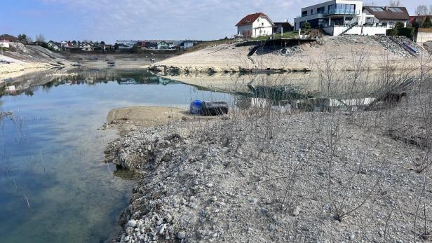 März 2026: Der Wasserstand des Föhrensees in Wiener Neustadt sinkt rapide.
