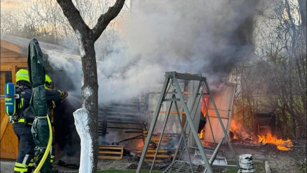 Brennende Gartenhütte 