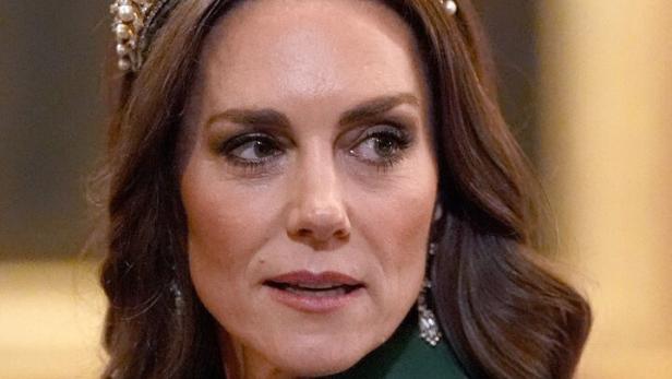 Prinzessin Kate trägt ein grünes Kleid, eine Tiara und eine Schärpe.