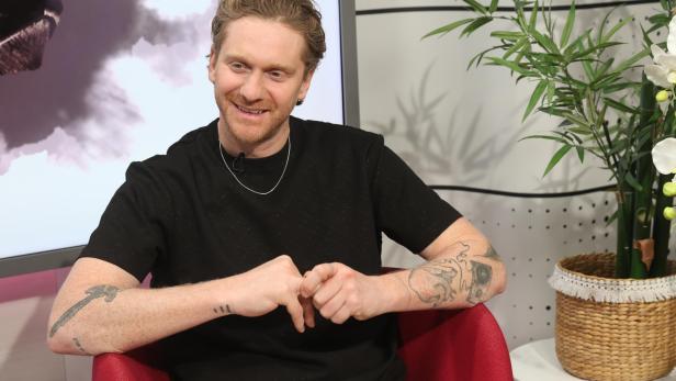 Lucas Fendrich in einem schwarzen Shirt, schaut seitlich