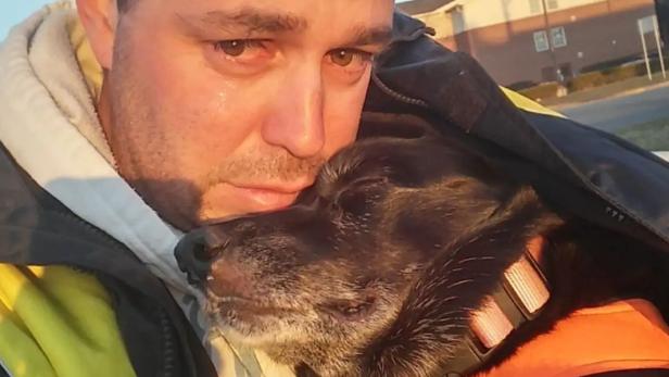 Dale Pearce hält seine todkranke Hündin Neren im Arm und weint, bevor sie zur Kryokonservierung nach Michigan gebracht wird.