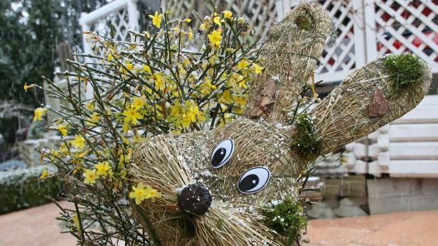 Osterhasenfigur und Schnee