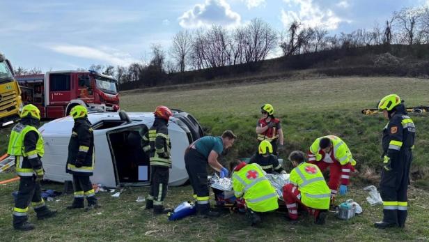 Retter nach Autounfall im Einsatz