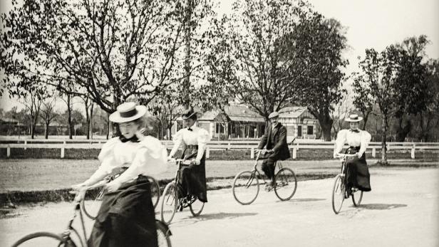 Radfahrerinnen im Wiener Prater um 1900.