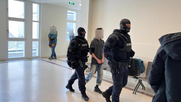 Angeklagter von Justizwache bewacht