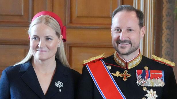 Kronprinz Haakon und Kronprinzessin Mette-Marit posieren in formeller Kleidung.