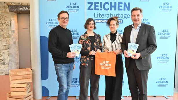 Hannes Mayrhofer (NÖ Kulturvernetzung), Marlen Mairhofer (Kuratorin Literaturtage), Stadtschreiberin Kinga Tóth, Bürgermeister Werner Krammer (v.l.) 