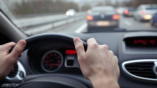 Mit entspannter, vorausschauender Fahrweise können Autofahrer viel Treibstoff einsparen.