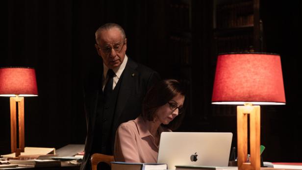 Toni Servillo und Anna Ferzetti als Vater und Tochter im Büro.