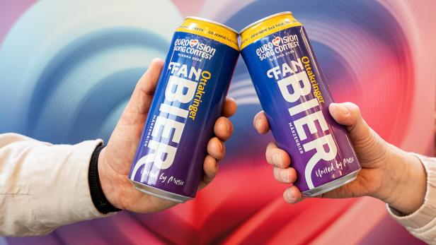 Zwei ESC-Bierdosen in der Hand