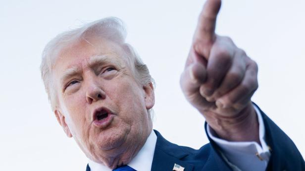 Donald Trump gestikuliert mit erhobenem Zeigefinger.
