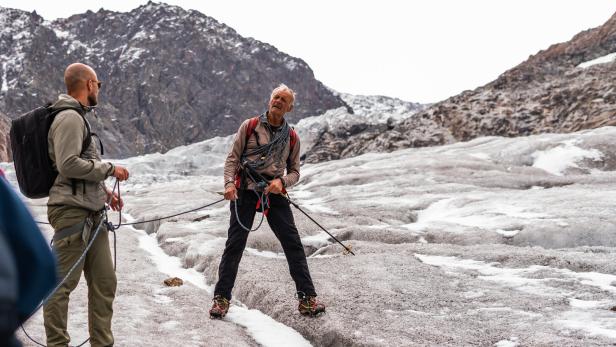 Zwei Männer an einer Gletscherspalte