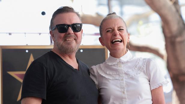 Comedian Ricky Gervais und Autorin Jane Fallon lachen vor einem Stern auf dem Walk of Fame.