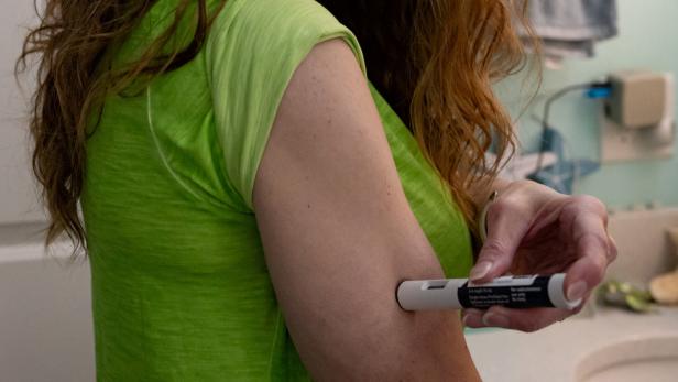 Eine Frau spritzt sich das Abnehm-Medikament. 