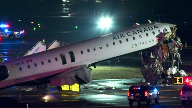 Flugzeug kollidiert mit Fahrzeug