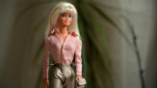 Barbiepuppe mit rosa Bluse und Hose in Metalloptik