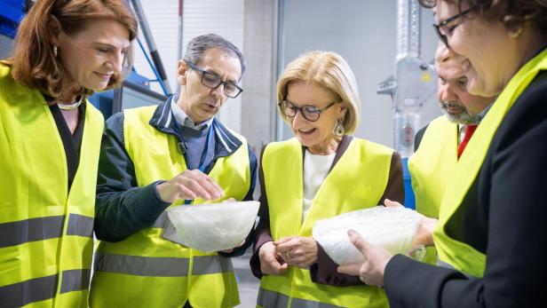 Botschaftern Yvonne Toncic-Sorinj, Produktionsleiter Mladen Ivic, Landeshauptfrau Johanna Mikl-Leitner und Bozana Kovacevic Covic, Managing Director Austrotherm Croatia bei der Besichtigung der Produktionshalle von Austrotherm