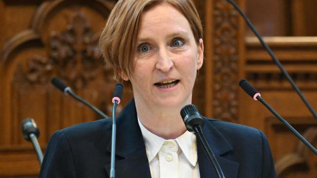 Elke Hanel-Torsch spricht nach ihrer Wahl zur neuen Wohnbau- und Frauenstadträtin im Wiener Gemeinderat am Rednerpult.