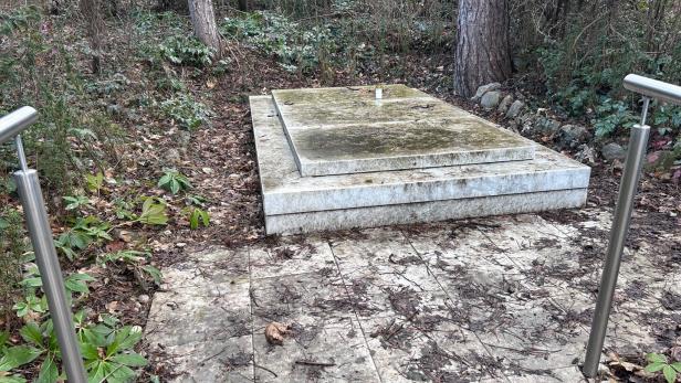 Die Gruft des verstorbenen Millionärs. Die Grabstelle wurde jahrelang von Regenwasser geflutet. Auch das beeinträchtigte die Laborergebnisse.