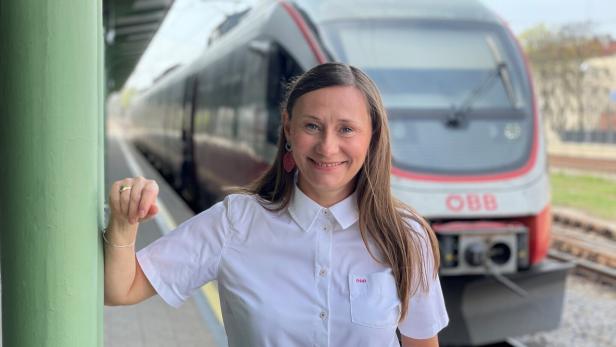 Die Lokführerin Monika Wasik steht vor einem Zug der Wiener S-Bahn.