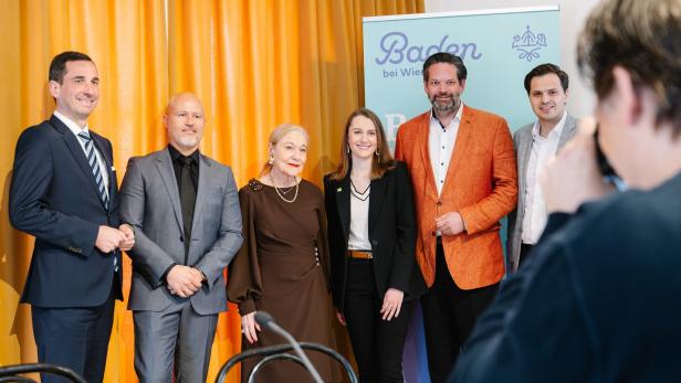 Sechs Personen stehen nebeneinander